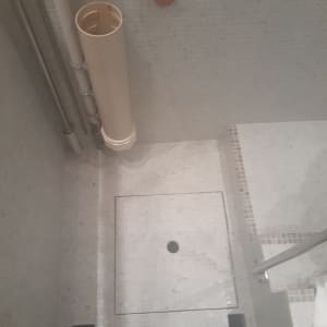 רצפת מקלחת עם ניקוז ומוטות מתכת