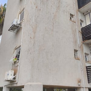 בניין עם מזגנים מותקנים על הקיר החיצוני