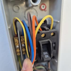 חוטי חשמל וצינור במערכת מיזוג אוויר