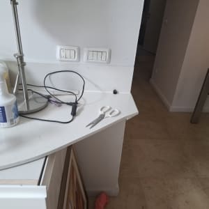 משטח שיש עם חפצים שונים במטבח