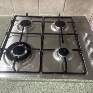 כיריים גז עם ארבעה מבערים וכפתורי שליטה בצד