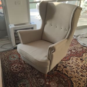 כורסה בצבע בז