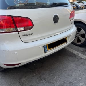 מכונית גולף לבנה חונה בחניון