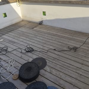 רצפת עץ עם כלים וחוטים, עבודה בתחום העץ