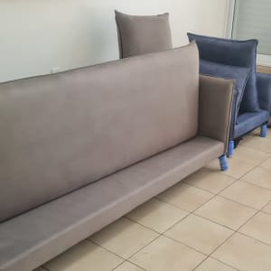 ספות וכריות בחדר עם מכונת ניקוי
