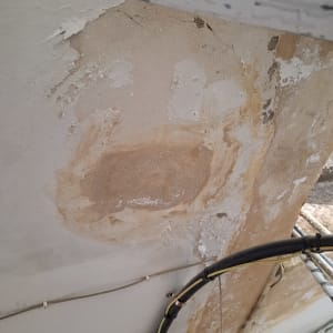 תיקון קיר עם צינור חשוף