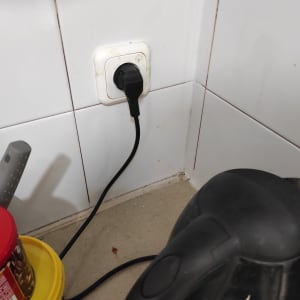 תקע חשמלי בשקע על קיר מטבח