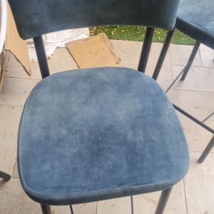 כיסא כחול עם צינור ניקוי על הרצפה