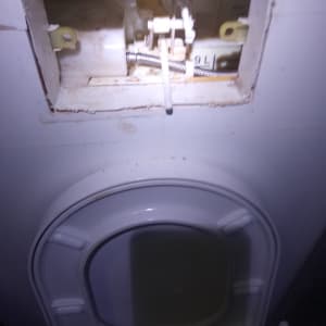 מיכל הדחה פתוח עם צינור מתכת