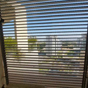 רשת מתכת על חלון למניעת כניסת יונים