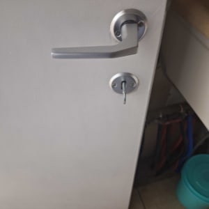 ידית ודלת עם מנעול