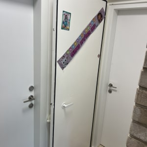 דלת לבנה עם ידית, שלט יום הולדת שמח