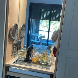 בקבוקי בושם מזכוכית על מדף עץ