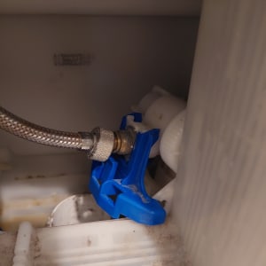 צינור מתכת מחובר למתקן פלסטיק כחול