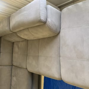 ספה אפורה עם ריפוד נקי ומסודר