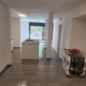 רצפה נקייה ומבריקה בחדר ריק עם קופסה