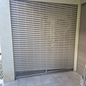 תריס גלילה מאלומיניום תקוע ועקום ביציאה למרפסת המצריך תיקון