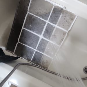 ניקוי פילטר מזגן עם מים באמבטיה