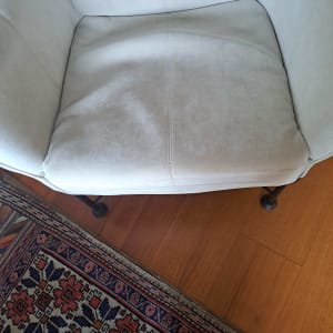 כרית מושב מרופדת על כיסא עם רגלי מתכת