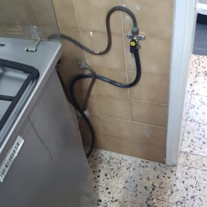 צינור גז מחובר לקיר עם ברז סגירה