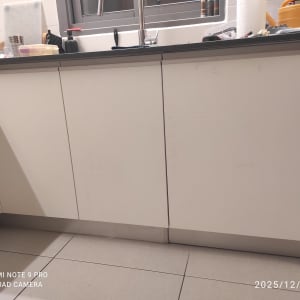 ארונות מטבח עם כיור וברז