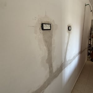 שקעי חשמל מותקנים בקיר עם טיח חדש