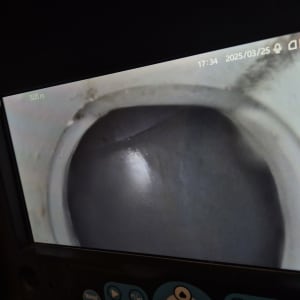 תצוגת מסך של מצלמה בתוך צינור לאיתור נזילות