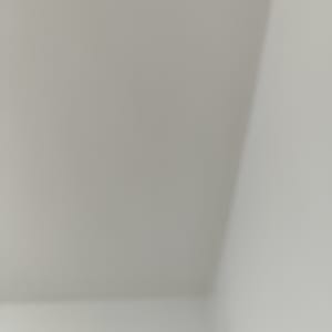 תקרת חדר צבועה בלבן עם קווים ישרים