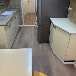 רצפת פרקט במטבח עם ארונות ומקרר