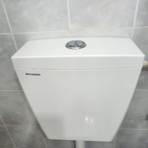 ניאגרה לבנה עם כפתור מתכת