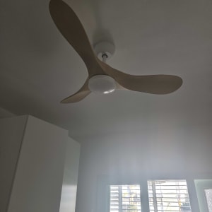 מאוורר תקרה מותקן בחדר עם תאורה טבעית