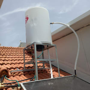 דוד שמש על גג רעפים עם צינורות מחוברים