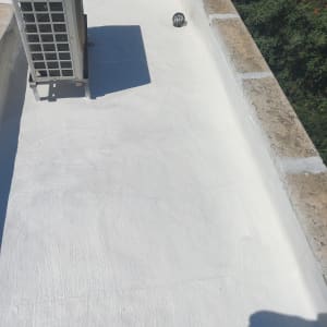 גג אטום עם מערכת מיזוג אוויר ופתח ניקוז