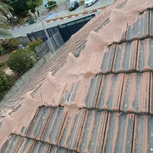 תמונה של גג עם רעפים ותיקונים