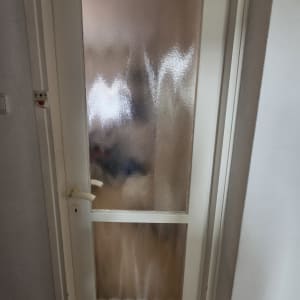 דלת עם זכוכית מטושטשת