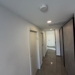 מסדרון עם דלתות וקירות צבועים בלבן