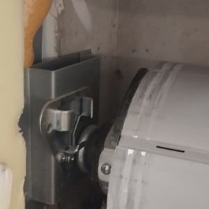 מנגנון תריס גלילה עם חלקי מתכת ופלסטיק