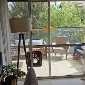 מרפסת עם ריהוט גן וצמחייה ירוקה