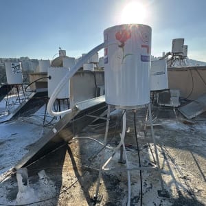 דוד שמש על גג עם צינורות וחיבורים