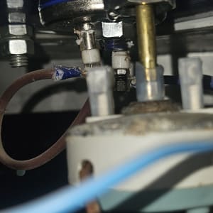 חיבורים חשמליים עם חוטים וברגים