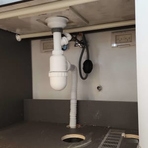 כיור עם צנרת מתחת לארון מטבח