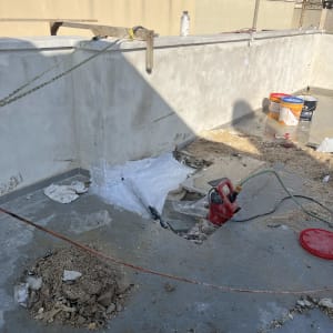 עבודת איטום על גג עם כלים וחומרים שונים