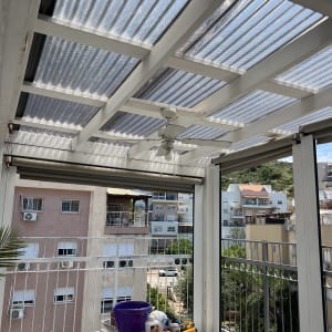 מרפסת עם גג שקוף וכלי עבודה על שולחן