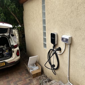 עמדת טעינה לרכב חשמלי מותקנת על קיר חיצוני