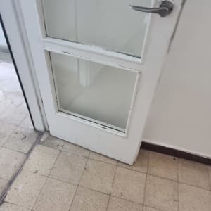 דלת עם זכוכית חלבית ושתי חלונות קטנים