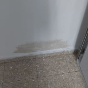 תיקון קיר עם צבע על הרצפה