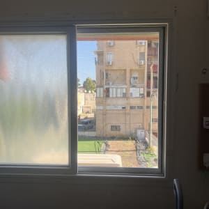 מסגרת חלון אלומיניום עם זכוכית חלבית ושקופה