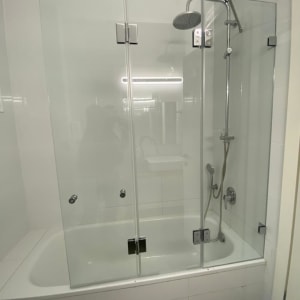 מקלחת עם דלתות זכוכית וברז מקלחת מתכוונן