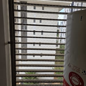 רשת הגנה על חלון למניעת כניסת יונים