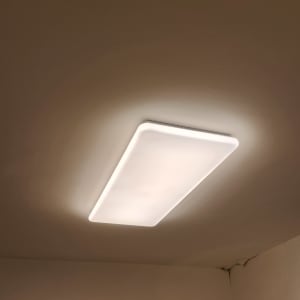 תאורת תקרה בחדר עם קירות לבנים